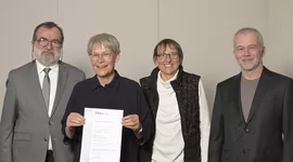 Am 23. Februar 2024 verlieh Prof. Dr. Martin Heil, Dekan der Mathematisch-Naturwissenschaftlichen Fakultät der HHU (4. v.l.) die Ehrendoktorwürde der Fakultät an Prof. Dr. Dr. h.c. Chris-Carolin Schön (2. v.l.). Es gratulieren Prof. Dr. Petra Bauer, Geschäftsführende Direktorin des Department Biologie und Sen.-Prof. Dr. Peter Westhoff. (Foto: HHU / Wilfried Meyer) 