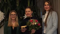 Prof. Julia Steinhoff-Wagner, Professur für Tierernährung und Metabolismus,  mit den Fachschaftsvertreterinnen, sie hält einen Blumenstrauß und den Preis, die Goldene Kuh