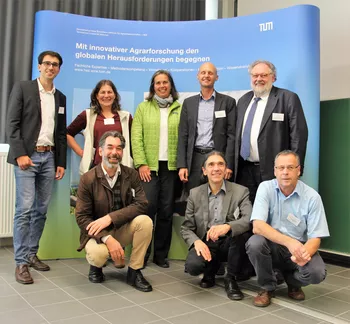 von links nach rechts: (hinten) T. Chmura, Dr. E. Bauer, Prof. A. Menzel, Prof. H. Lotze-Campen, Dr. A. Steiner; (vorne) D. Bretscher, B. Osterburg, Prof. U. Schmidhalter