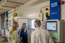 Besucherinnen besichtigen die Forschungseinrichtungen