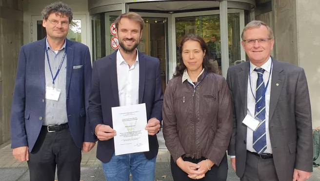 Von links nach rechts: Prof. Stefan Siebert (Universität Göttingen, Organisator der Tagung), Dr. Martin Mittermayer (Preisträger), Prof. Sonoko Bellingrath-Kimura (ZALF, Juryvorsitzende) und Prof. Dr. Hans-Peter Kaul (Universität für Bodenkultur Wien, Präsident der Gesellschaft für Pflanzenbauwissenschaften).