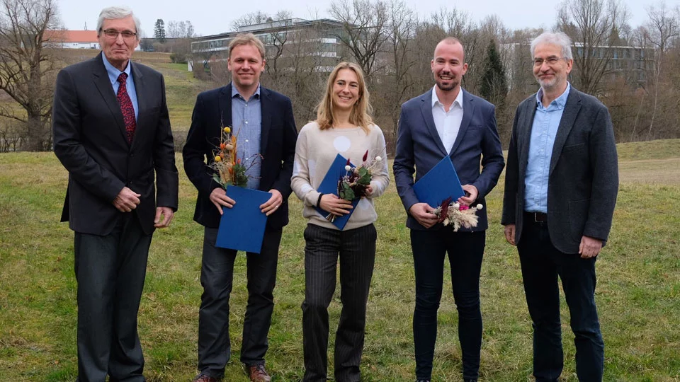 Prof. Wolfgang Liebl (left) and Prof. Senthold Asseng (right) awarded the Dr.-Heinrich-Baur-Prizes to PD Dr. Martin Wiesmeier, Prof. Sara Leonhardt and DR. Pablo Albertos (from left to right) (Schweitzer/TUM). 